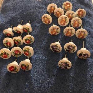 25 pieces of fruit designs. Small door knobs.